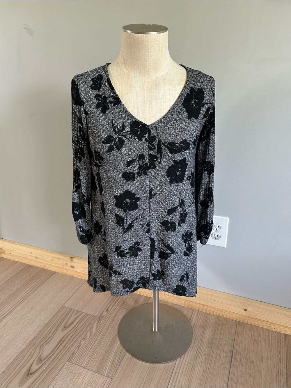 Alyx Gray V-Neck Long Sleeve Floral Print Top